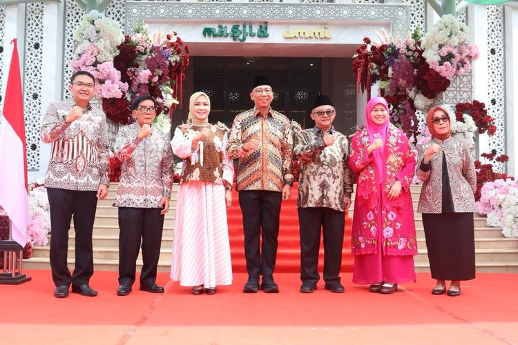 Dalam kesempatan sama, Mendikdasmen Prof. Muti juga meresmikan Masjid Ummi yang masih berada dalam lingkungan EIBOS.