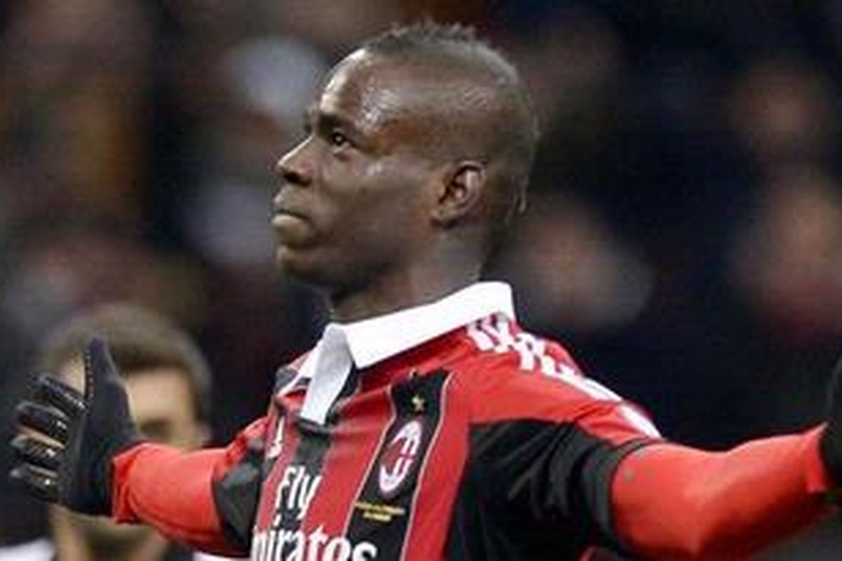 Striker AC Milan dari Italia, Mario Balotelli (kanan), merayakan gol penaltinya ke gawang Udinese dalam laga Serie-A di Stadion San Siro, Minggu (3/2/2013). Milan akhirnya menang 2-1 dan kedua gol diborong Balotelli. 