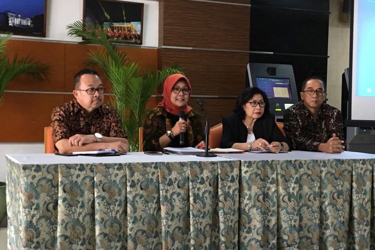 Jajaran Panitia Seleksi anggota Komisi Pengawas Persaingan Usaha (KPPU) menggelar konferensi pers di gedung Kementerian Sekretariat Negara, Jakarta Pusat, Senin (5/3/2018). Para anggota Pansel (dari kiri ke kanan) Rhenald Kasali, Hendri Saparini, Ine Minara S Ruky, serta Paripurna P Sugarda.