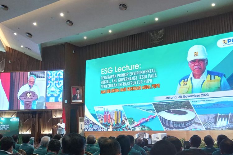 Menteri PUPR Basuki Hadimuljono dalam acara ESG Lecture di Kantor Kementerian PUPR, Jakarta, Jumat (30/11/2023).