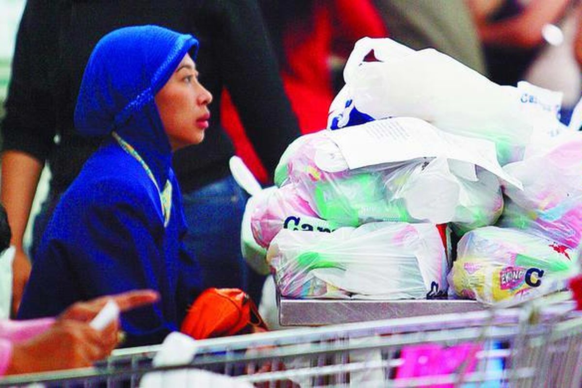 Belanja kebutuhan sehari-hari di sebuah mal di Jakarta.