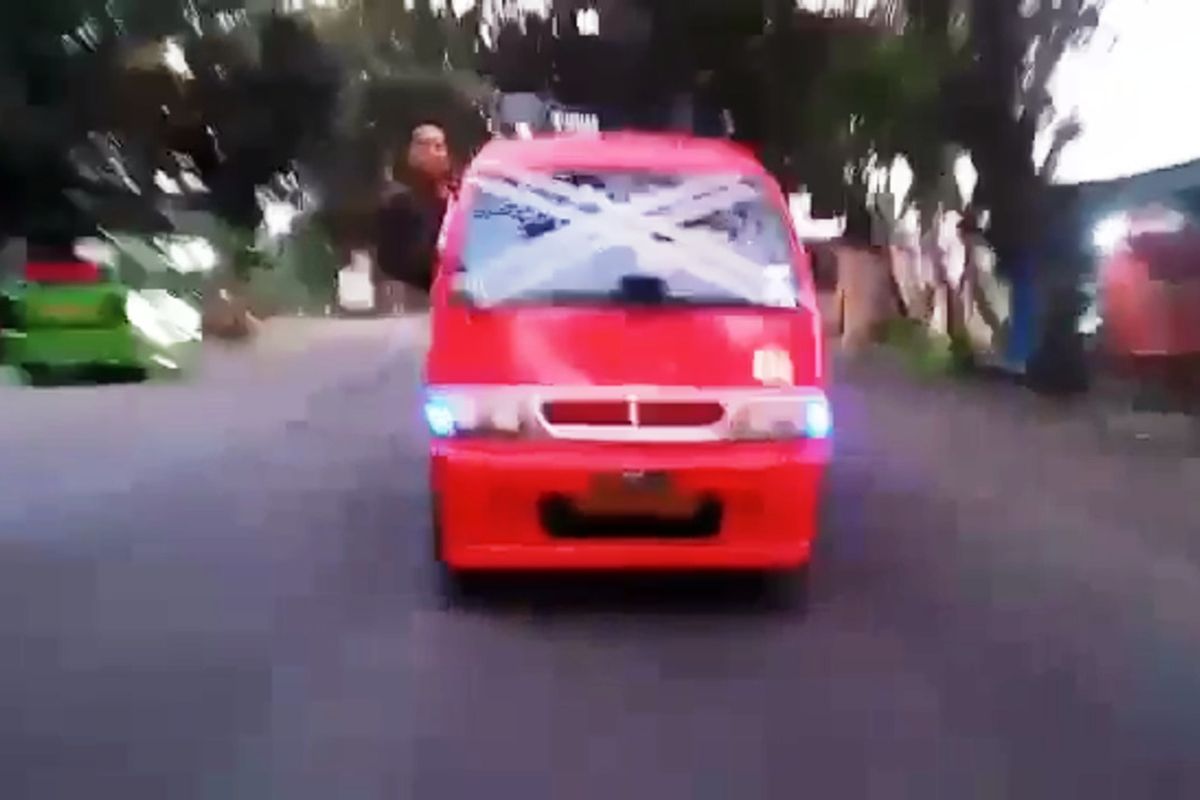 Cuplikan video yang viral di media sosial yang memerlihatkan seorang sopir angkot di Cianjur berlagak lepas kemudi dan keluar dari jendela kemudi saat kendaraan melaju kencang hingga berujung tabrakan.