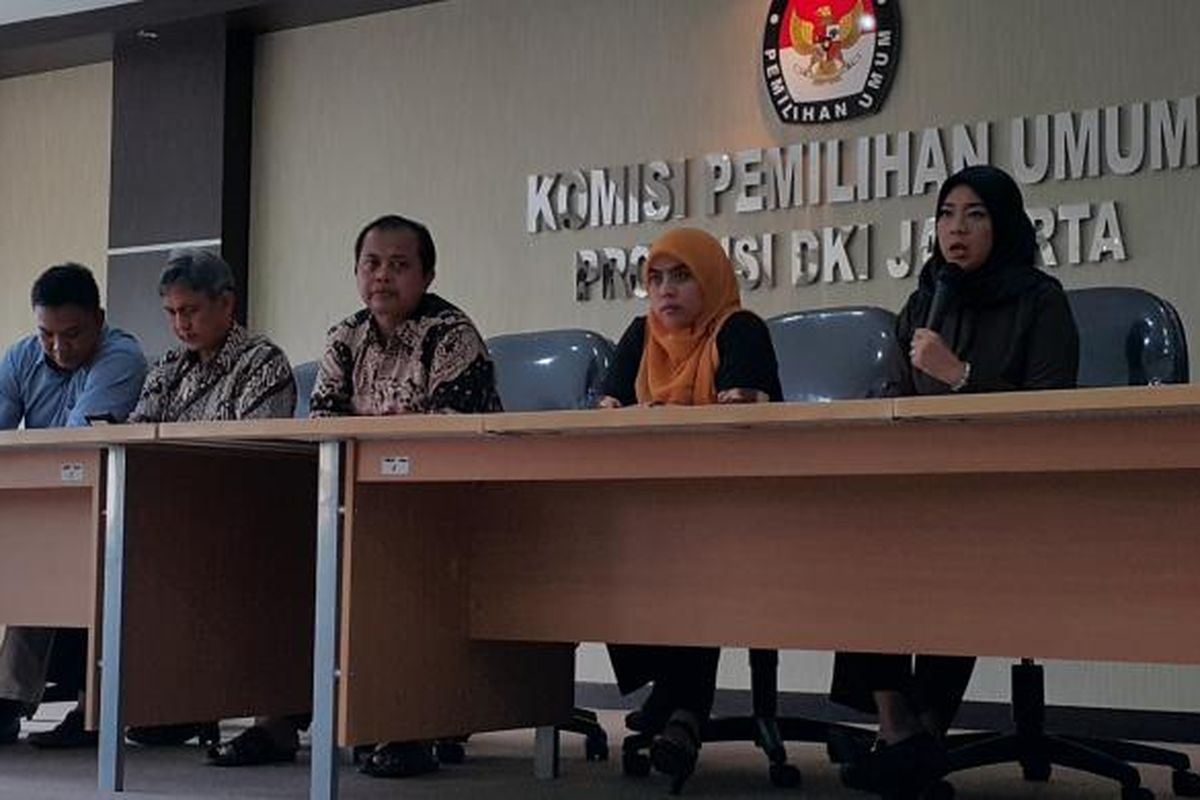 Komisioner KPU DKI Jakarta menggelar konferensi pers terkait Pilkada DKI Jakarta 2017 di Kantor KPU DKI, Jalan Salemba Raya, Jakarta Pusat, Rabu (25/1/2017).