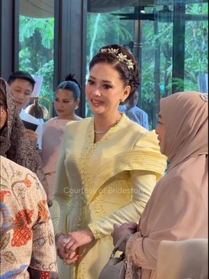 Maia Estianty tampil anggun di lamaran El Rumi?Syifa Hadju. Dari kebaya butter yellow hingga cincin statement, ini 9 detail gayanya.