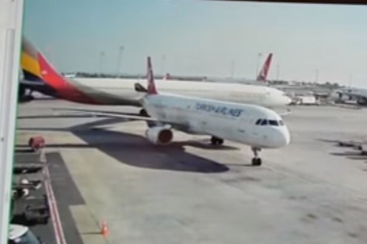 Tangkapan gambar pada rekaman detik-detik pesawat maskapai Asiana Airlines menyenggol ekor pesawat maskapai Turkish Airlines di Bandara Ataturk Istanbul, Turki, Minggu (3/5/2018). 