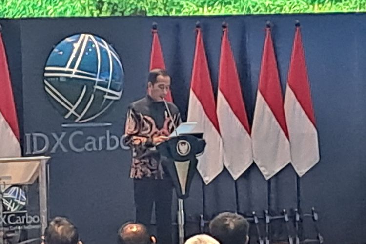 Presiden Joko Widodo membacakan pidato saat meluncurkan Bursa Karbon Indonesia di Gedung Bursa Efek Indonesia, Jakarta, Selasa (26/9/2023).