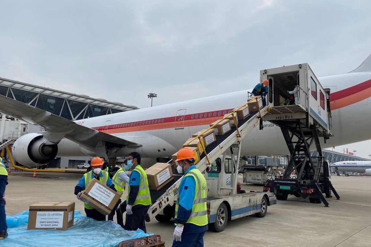 Sebanyak 40 ton alat-alat kesehatan yang didatangkan dari China diterbangkan dari Bandara Pundong, Shanghai menuju Bandara Internasional Soekarno Hatta, Kamis (26/3/2020).