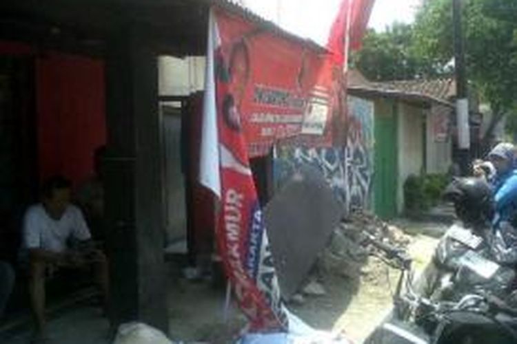 Dua orang tak dikenal merusak posko PDI-P di Yogyakarta, Selasa (11/3/2014). Selain merusak posko, pelaku juga menyobek spanduk bergambar Megawati dan Jokowi di depan posko PDI-P dan nyaris membakarnya.