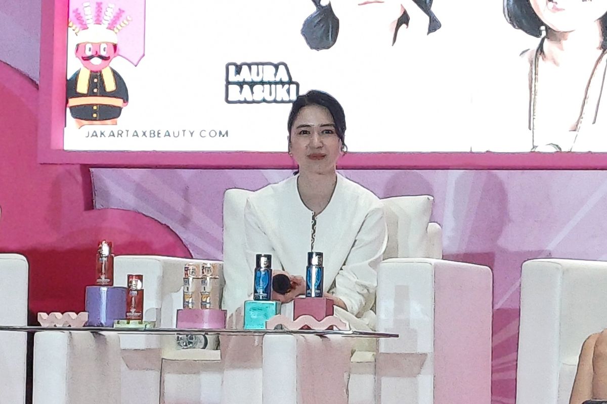Aktris Laura Basuki ketika menjadi pembicara di acara Jakarta x Beauty, di JCC Senayan, Jakarta Pusat, Minggu (17/12/2023).