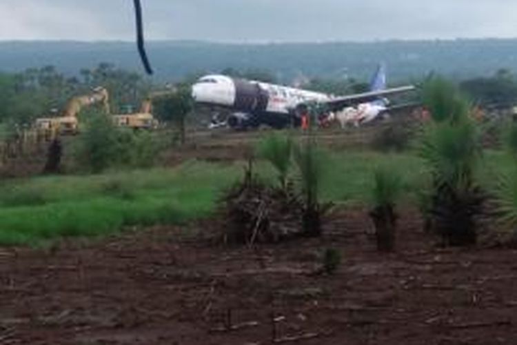 Pesawat Kalstar Embraer-E 195 Jet yang tergelincir keluar sejauh 200 meter dari landasan pacu di Bandara El Tari Kupang, Nusa Tenggara Timur (NTT), Senin (21/12/2015) lalu, hingga kini belum dievakuasi keluar dari lokasi kejadian. Terlihat sejumlah alat berat masih berada di lokasi untuk melakukan proses evakuasi.