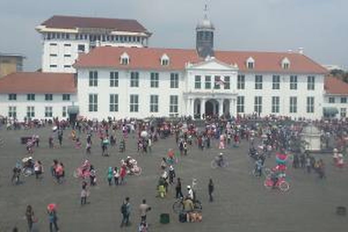 Pengunjung memadati Plaza Fatahillah di Kawasan Kota Tua, Jakarta, Sabtu (16/5/2015).