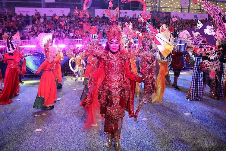 Kontingen penari Indonesia terlihat di perhelatan Chingay Parade Singapura 2019 atau biasa disebut Parade Jalanan Singapura, 15-16 Februari 2019 di Formula 1 (F1) Pit Building Area 