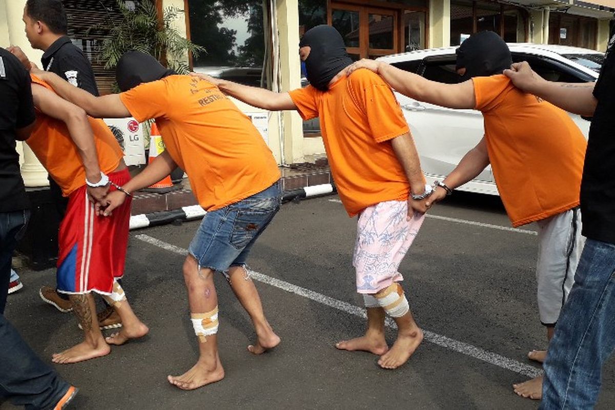 Sejumlah tersangka pencuri uang di mesin ATM yang ditangkap aparat polisi Metro Jakarta Barat. Foto diambil Selasa (16/4/2018).