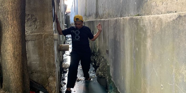 Akses jalan rumah Lansia yang ditutupi tembok hotel