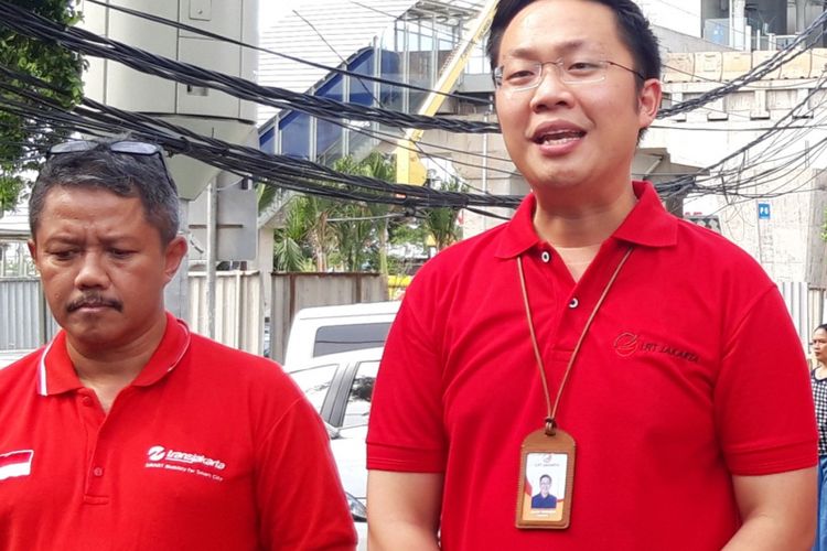 Direktur Teknik dan Fasilitas PT Transjakarta Wijanarko (kiri) dan Direktur Utama LRT Allan Tandiono, di Halte Pemuda Rawamangun, Jakarta Timur, Jumat (11/1/2019)