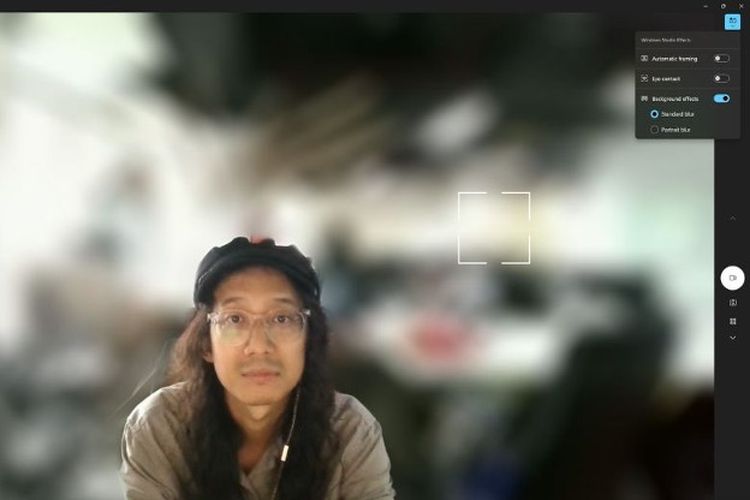 Fitur Windows Studio Effects membantu pengguna menampilkan video dengan latar blur. Ini cocok digunakan saat rapat atau panggilan video