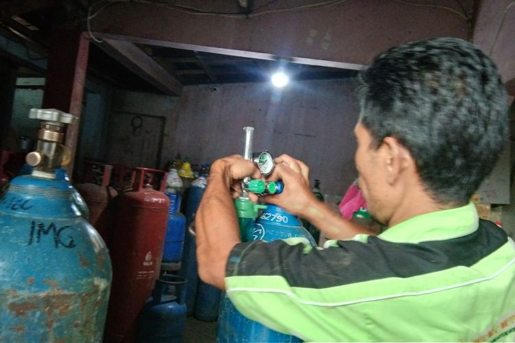 Distributor oksigen tabung di Karawang, Jawa Barat menghentikan pengisian tabung oksigen untuk keperluan pribadi. Sebab, seiring meningkatnya jumlah pasien Covid-19, pengiriman ke rumah sakit menjadi prioritas.
