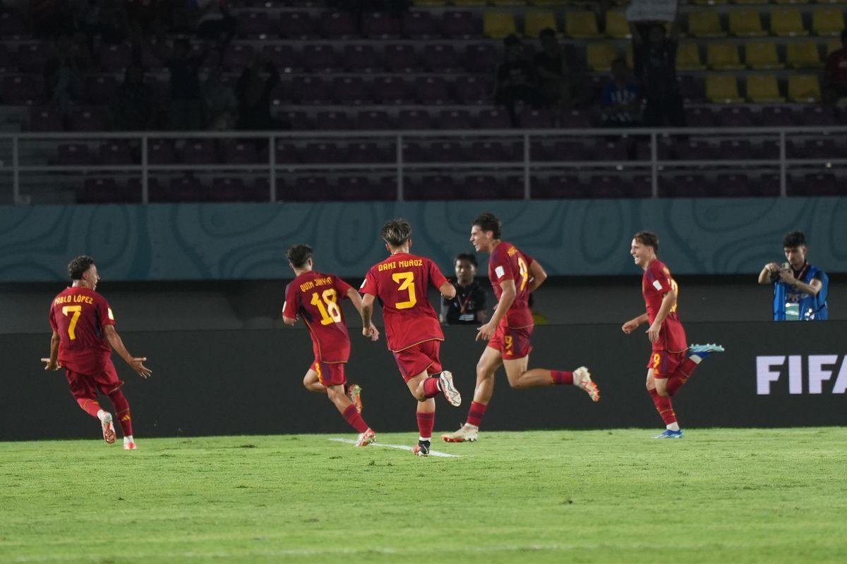 Para pemain timnas U17 Spanyol merayakan gol Marc Guiu ke gawang Kanada. Laga Spanyol Vs Kanada pada matchday pertama Grup B Piala Dunia U17 2023 tersebut digelar di Stadion Manahan, Solo, pada Jumat (10/11/2023) malam WIB.