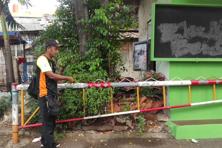 Seorang petugas Unit Pelaksana Kebersihan (UPK) Badan Air Sudin Sumber Daya Air (SDA), Prambudi Gunawan, ketika menunjukkan lokasi motornya yang hilang di Tebet, Jakarta Selatan, Senin (1/5/2023). 