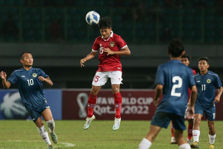 Pemain timnas U19 Indonesia Zanadin Fariz berebut bola saat bertanding melawan Brunei pada laga lanjutan Grup A Piala AFF U19 2022 yang digelar di Stadion Patriot Candrabhaga, Bekasi, Senin (4/7/2022). Indonesia unggul 7-0 atas Brunei.