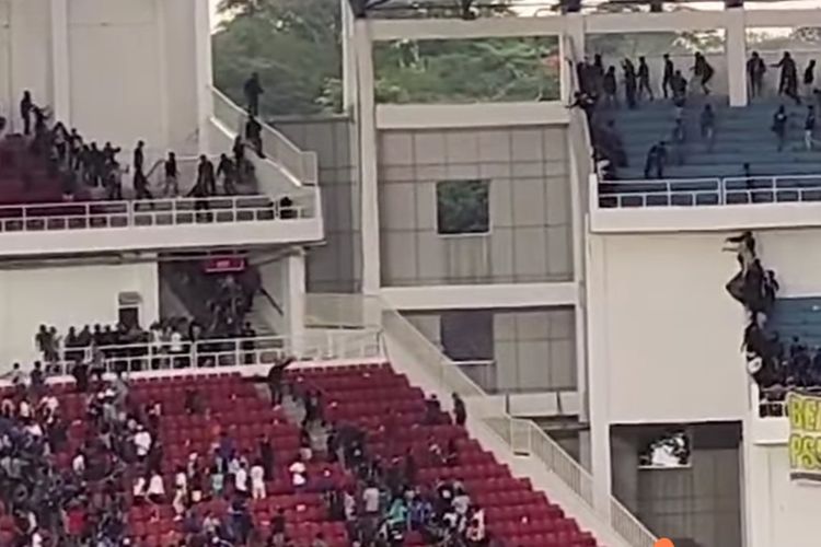 Keributan antara suporter saat pertandingan PSIS Semarang Vs PSS Sleman di Stadion Jatidiri Kota Semarang, Jawa Tengah viral di media sosial.