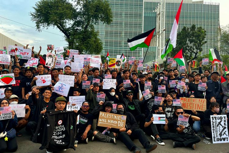 Koalisi Musisi bersama KontraS saat aksi solidaritas mendukung kemerdekaan Palestina di depan kantor Kedutaan Besar Amerika Serikat, Jumat (19/4/2024).