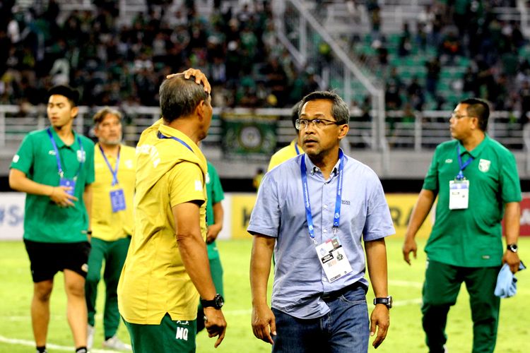 Pelatih Persebaya Surabaya Aji Santoso sedang berdiskusi dengan asitennya, Mustaqim.