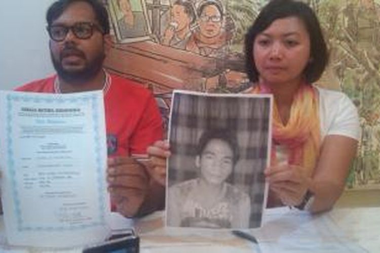 Koordinator Kontras Haris Azhar menunjukkan foto dan akta lahir Yusman Telaumbanua, terdakwa hukuman mati di Nias. Kontras menduga aparat penegak hukum di Nias merekayasa kasus yang menjerat anak di bawah umur tersebut.