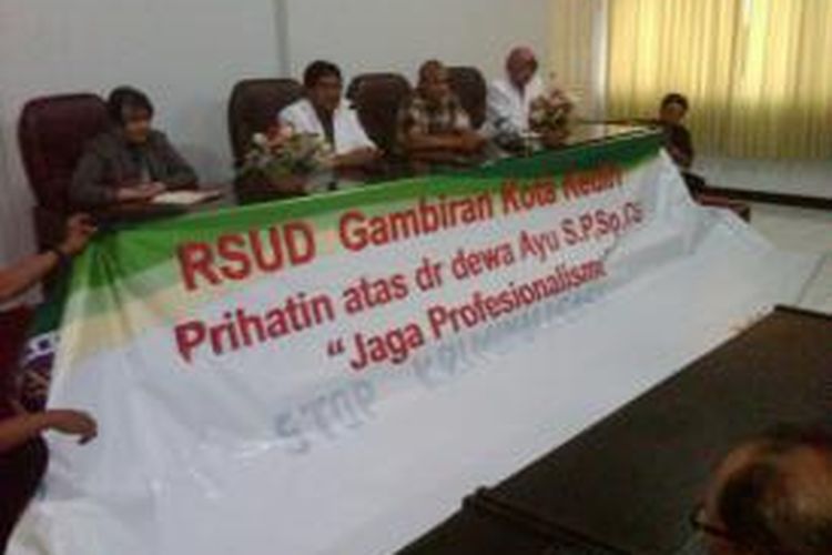 Belasan dokter RSUD Gambiran Kota Kediri, Jawa Timur, menggelar aksi solidaritas atas kasus malapraktik yang menimpa dokter Ayu di Manado, Rabu (20/11/2013).