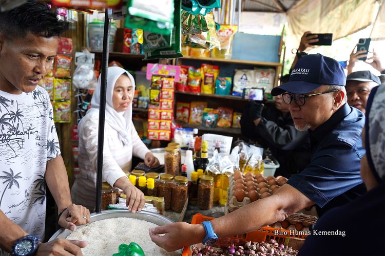 Menteri Perdagangan (Mendag) Zulkifli Hasan saat mengunjungi Pasar Kangkung, di Bandar Lampung, Lampung, Jumat, (8/3/2024).
