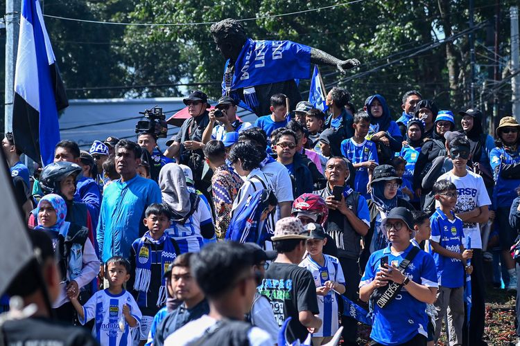 Antusiasme masyarakat yang datang ke Bandung untuk menyaksikan konvoi Persib juara Super League 2025-2026, Minggu (24/5/2026) di Jl Lembong tepatnya di Patung Sepak Bola. 