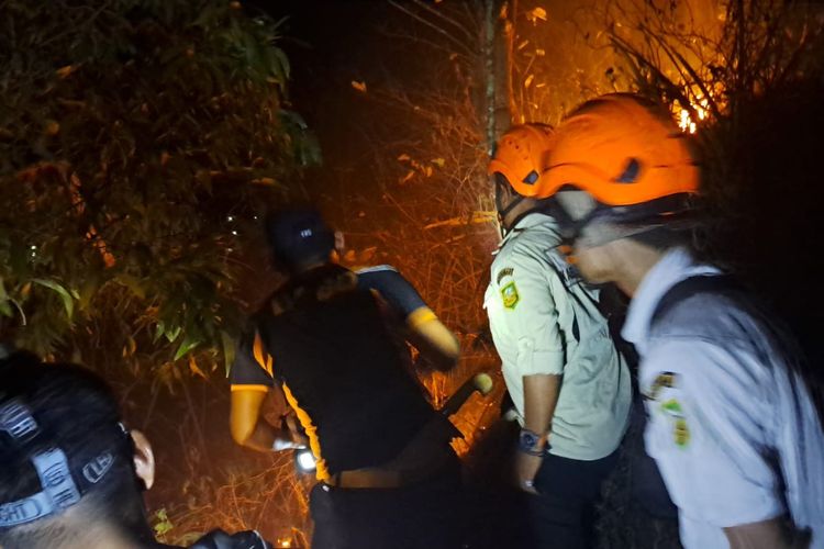 Kebakaran hutan di Desa Gambarsari, Kecamatan Kebasen, Kabupaten Banyumas, Jawa Tengah, Rabu (16/8/2023) malam 