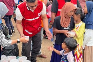 Ramadhan di Tenda Pengungsian, Anak-anak Korban Banjir Aceh Utara Antre Kanji Rumbi untuk Berbuka