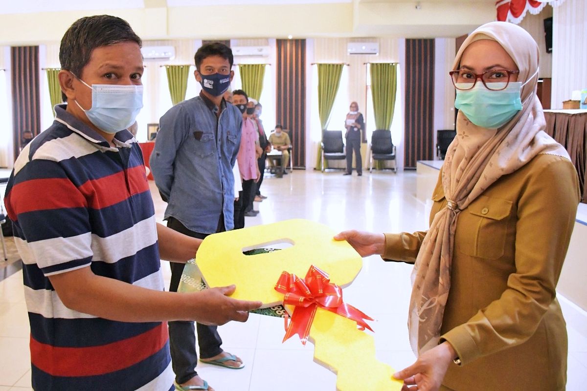 Bupati Luwu Utara Indah Putri Indriani (IDP) saat menyerahkan bantuan alat mesin pertanian (alsintan) secara simbolis kepada perwakilan kelompok tani (poktan) Luwu Utara di Aula La Galigo Kantor Bupati Luwu Utara, Senin (26/7/2021)