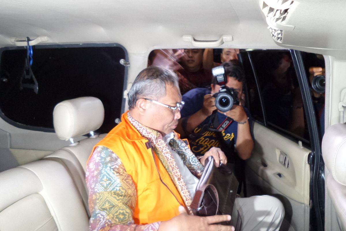 Direktur Utama PT PAL Indonesia, Muhammad Firmansyah Arifin, mengenakan rompi oranye saat memasuki mobil tahanan di Gedung KPK Jakarta, Jumat (31/3/2017).