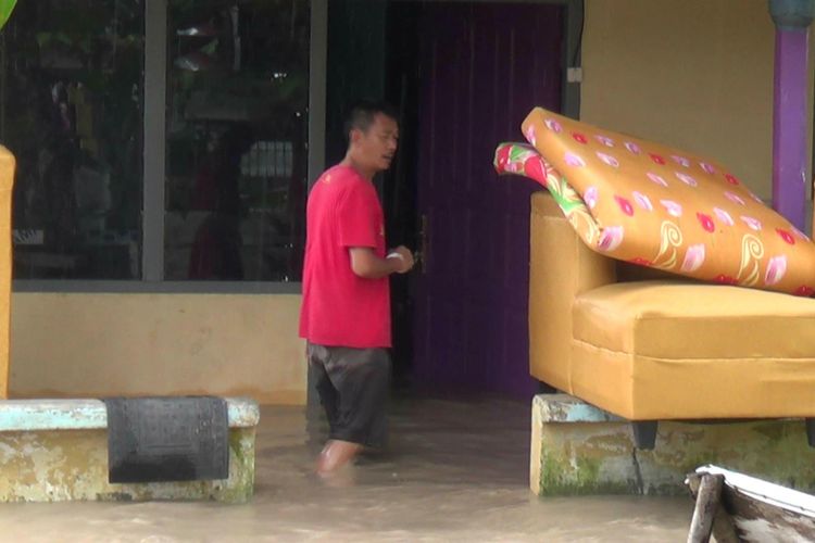 Rumah warga di Kampung Bintang Pangkal Pinang terendam banjir luapan sungai.