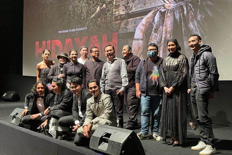 Sutradara Monty Tiwa dan jajaran pemain film Hidayah di XXI Epicentrum Kuningan, Jakarta Selatan, Kamis (5/1/2023).