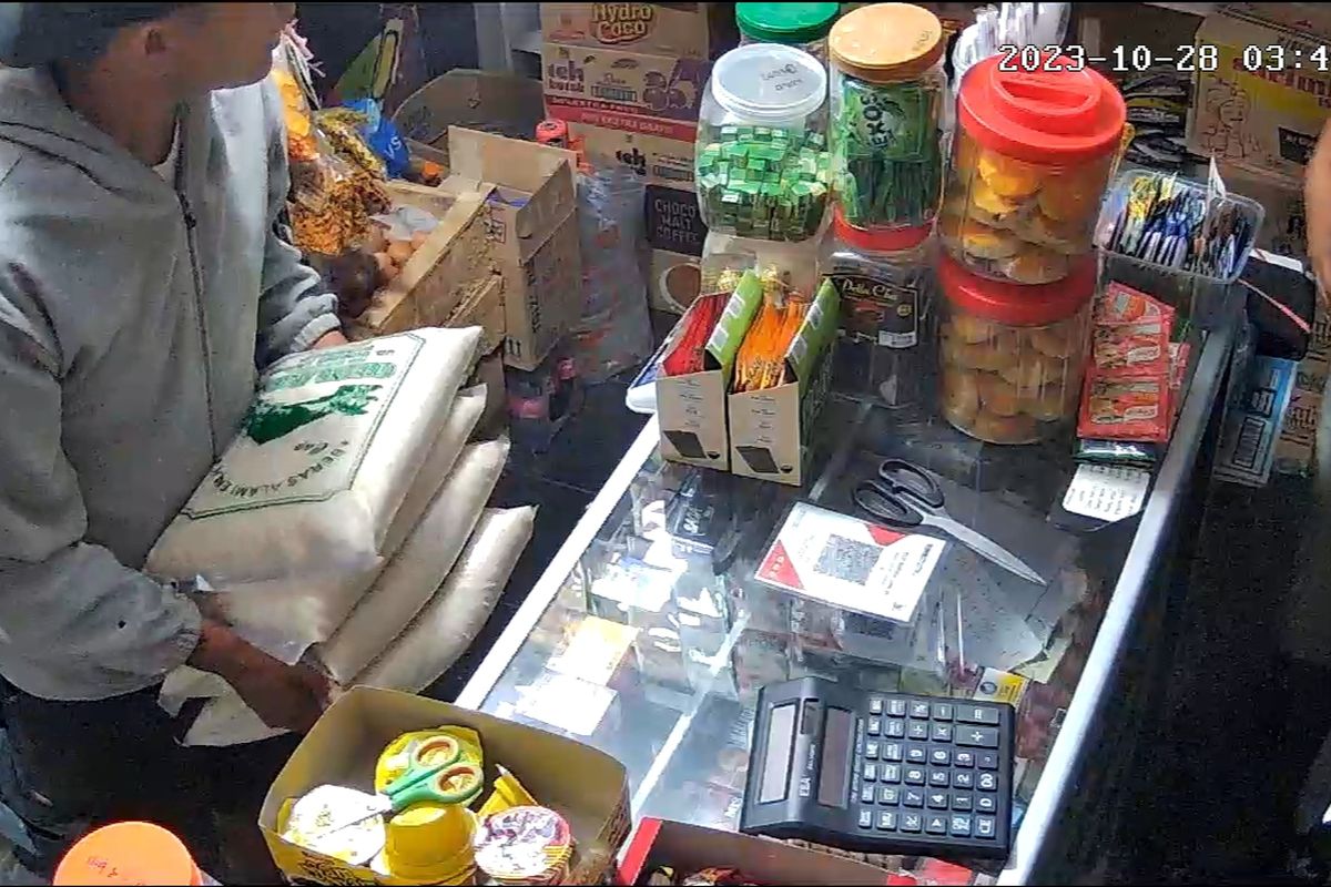 Rekaman CCTV saat pelaku percobaan pencurian beras ketahuan oleh pemilik toko kelontong, Hamim Wilyam (30).