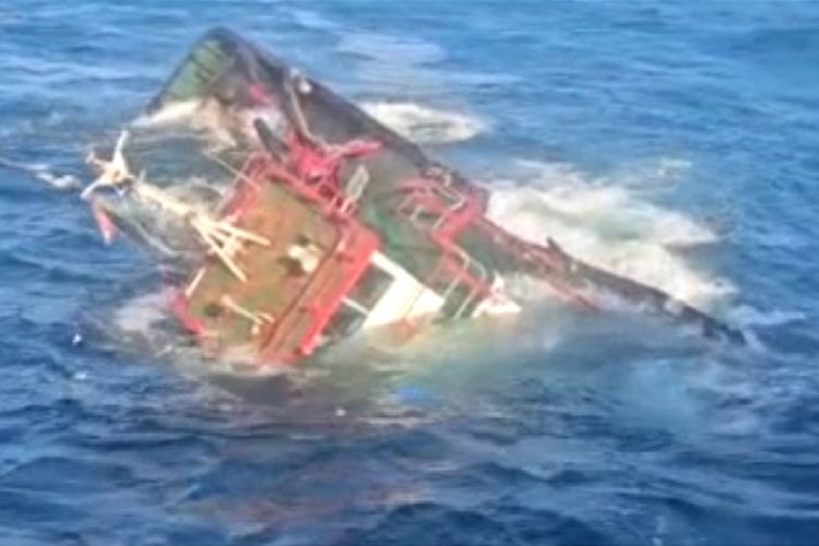 8 ABK Tugboat yang Tenggelam di Bawean Berhasil Diselamatkan