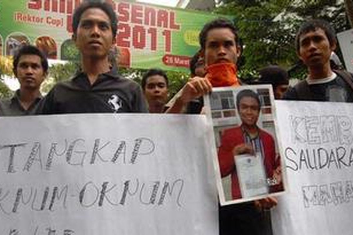 Puluhan Mahasiswa asal Bima yang kuliah di Malang menggelar demo ke kampus UMM, Jawa Timur. Menuntut agar korban 