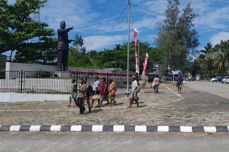 Beberapa warga Papua Nugini, saat melintas di samping patung Presiden pertama Indonesia, Ir Soekarno, yang berdiri tegak di PLBN Skouw, perbatasan Indonesia-Papua Nugini, di Kampung Mosso, Distrik Muara Tami, Kota Jayapura, Papua, Selasa (15/8/2023).