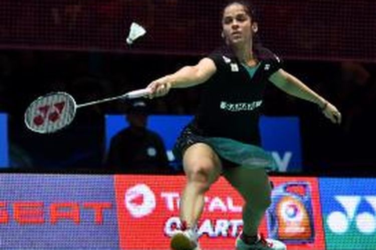 Pebulu tangkis India, Saina Nehwal, mengembalikan kok pemain Spanyol, Carolina Marin, pada laga final All England 2015 di Barclaycard Arena, Birmingham, Minggu (8/3/2015). Nehwal kalah 21-16, 14-21, 7-21.