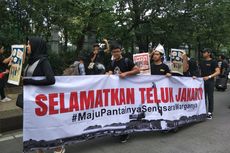 Protes Anies soal Reklamasi, Massa Bentangkan Spanduk 