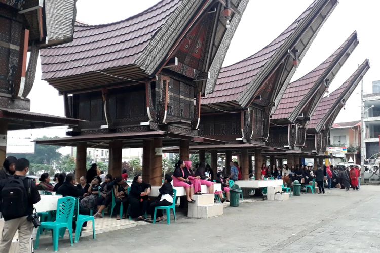 Suasana saat warga toraja menanti kedatangan 7 jenazah korban penembakan KKB Nduga Papua di halaman gedung Badan Pekerja Sinode Gereja Toraja,  Rantepao, Toraja Utara, Sabtu (09/12/2018) 