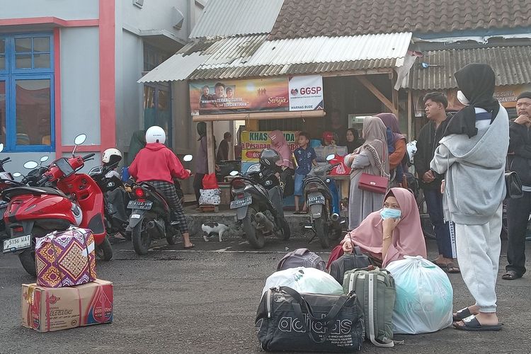 Aktivitas pemudik di Terminal Pasirhayam, Cianjur, jawa Barat, Rabu (19/4/2023).