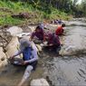 Berburu Emas Pakai Wajan Bekas di Sungai Keboireng, Ifan Bersyukur Dapat yang Lumayan Besar