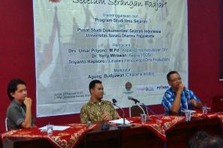 Yerry Wirawan dosen Sejarah Universitas Sanata Dharma Yogyakarta (baju biru) dan Trianto Habsoro Sutradara film 