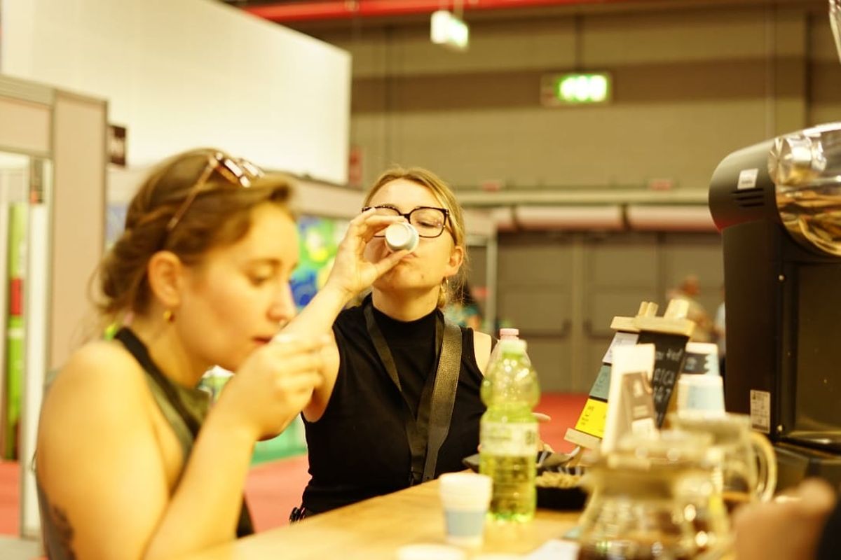 Penggemar kopi dari berbagai negara saat menikmati kopi asal Jawa Barat di Pameran World of Coffee di Milan, Italia.