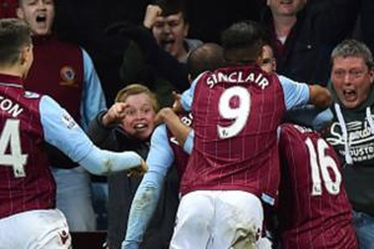 Para pemain Aston Villa bersuka cita saat memastikan lolos ke semifinal Piala FA. 