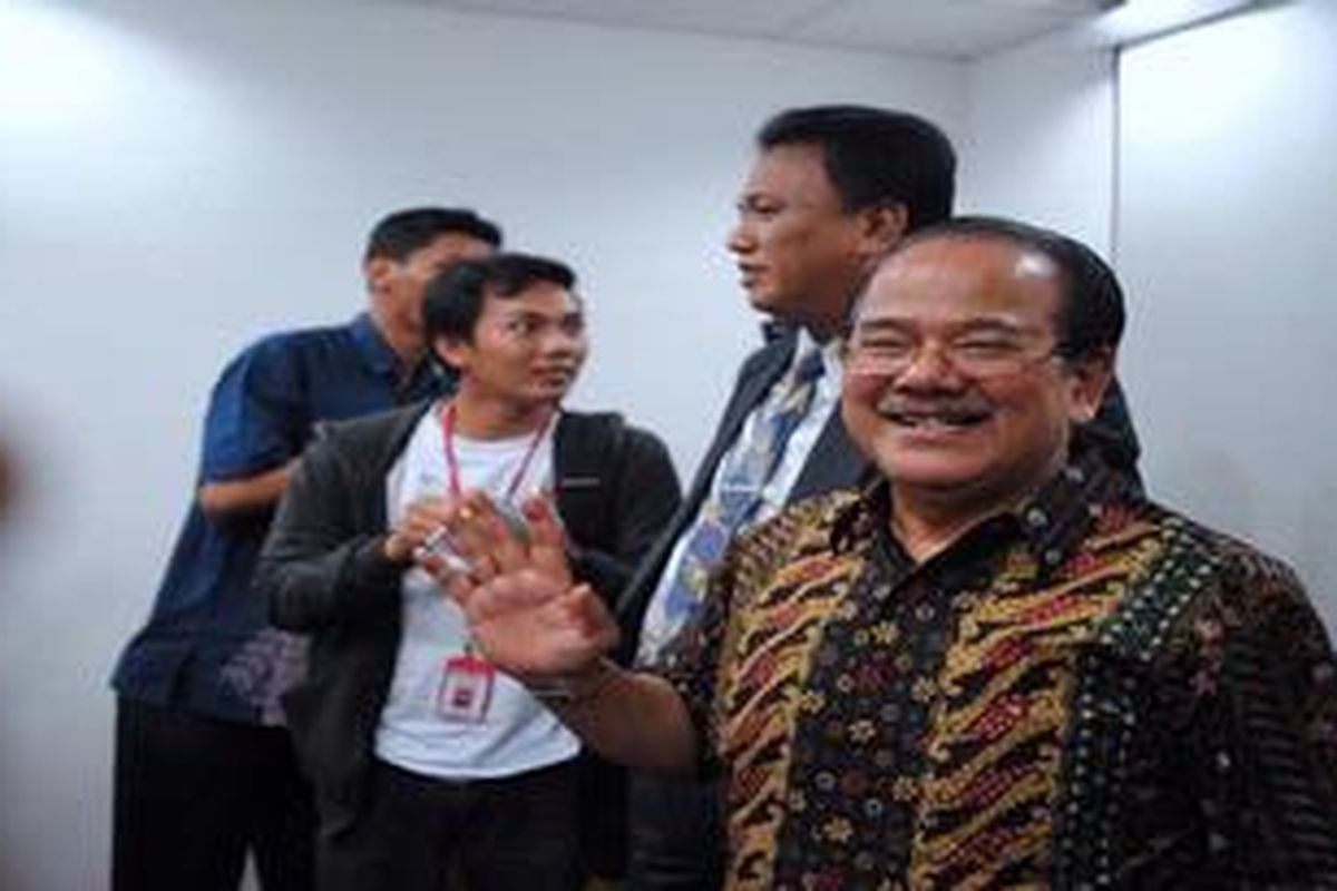 Tersangka dugaan korupsi proyek pengadaan Al Quran di Kementerian Agama senilai Rp 35 miliar, Zulkarnaen Djabar (kanan depan) seusai memberikan keterangan kepada wartawan terkait kasus yang membelitnya di Kompleks Parlemen, Senayan, Jakarta, Senin (2/7/2012) lalu.